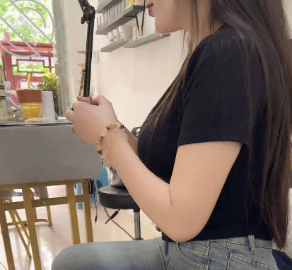 海角社区.美容店里强上翘臀老板娘